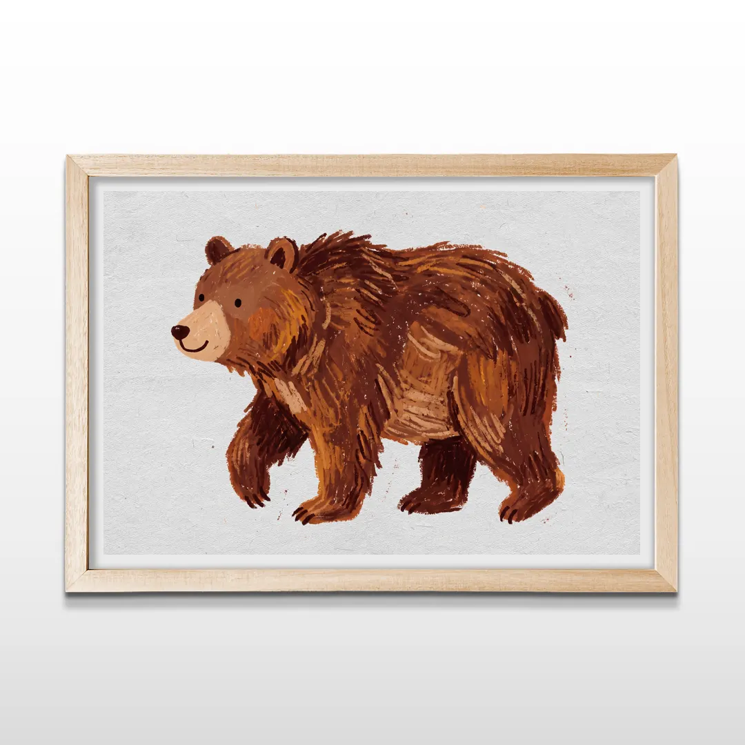 Cuadro horizontal en marco de madera clara con dibujo infantil de un tierno oso pardo para decoración de habitaciones