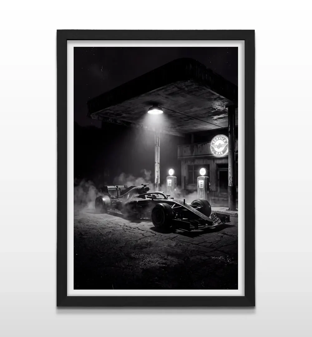 Cuadro vertical en marco negro con lámina fotográfica monocromática de auto de carreras F1 en estación de servicio nocturna