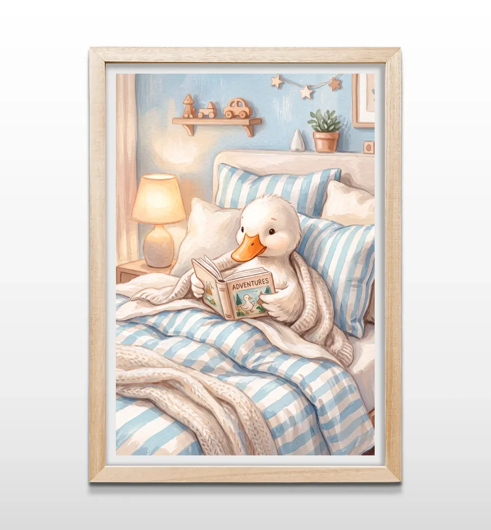 Cuadro vertical en marco de madera clara con dibujo infantil de un patito acogedor para decoración de dormitorios infantiles