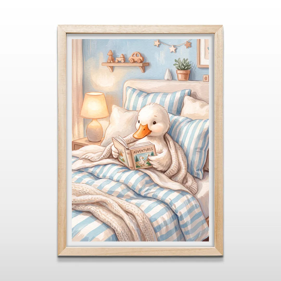 Cuadro vertical en marco de madera clara con dibujo infantil de un patito acogedor para decoración de dormitorios infantiles