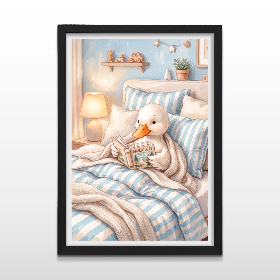Cuadro vertical en marco negro con lámina infantil de un patito leyendo en la cama con sábanas a rayas azules