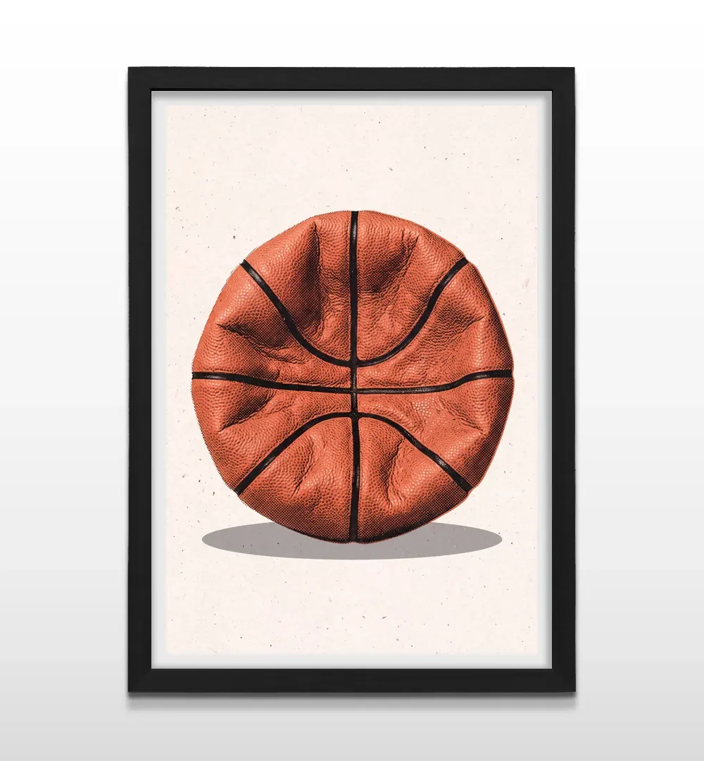 Cuadro vertical en marco negro con lámina deportiva retro de una pelota de básquet desinflada sobre fondo crema