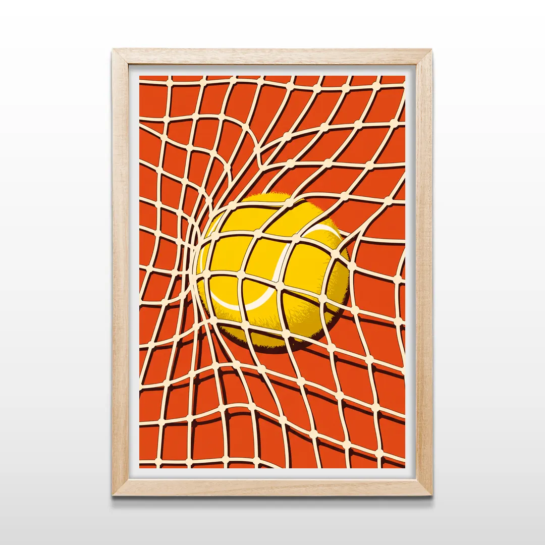 Cuadro vertical en marco de madera clara con diseño gráfico retro de pelota de tenis atrapada en la red