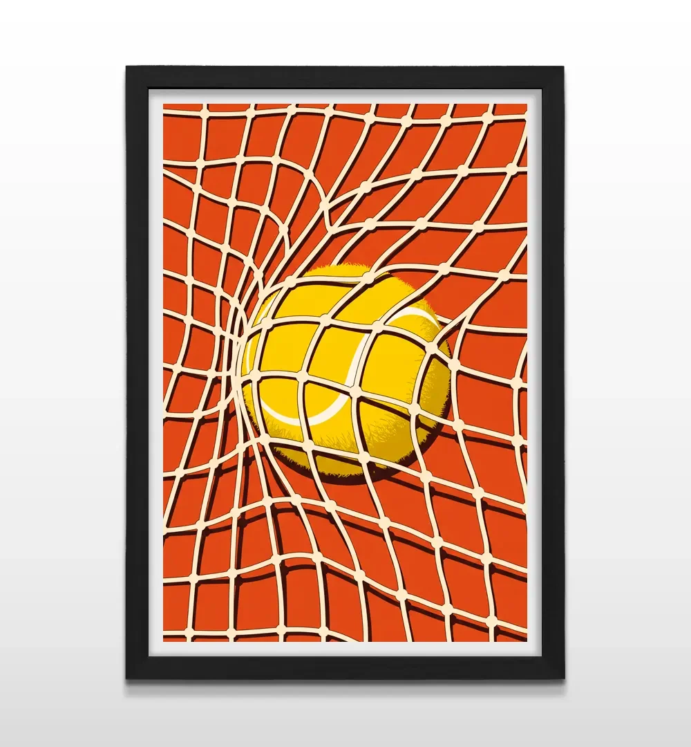 Cuadro vertical en marco negro con lámina deportiva pop art de pelota de tenis impactando en la red sobre fondo naranja