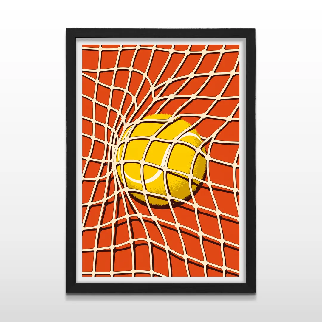 Cuadro vertical en marco negro con lámina deportiva pop art de pelota de tenis impactando en la red sobre fondo naranja