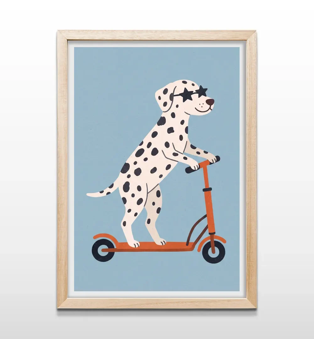 Cuadro vertical en marco de madera clara con diseño divertido de perro dálmata con lentes de estrella montando un monopatín
