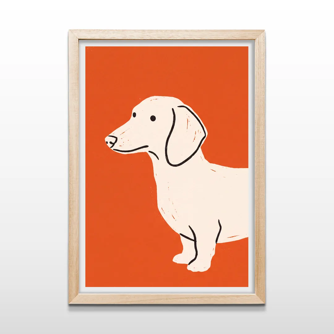 Cuadro vertical en marco de madera clara con ilustración artística de perro salchicha color crema